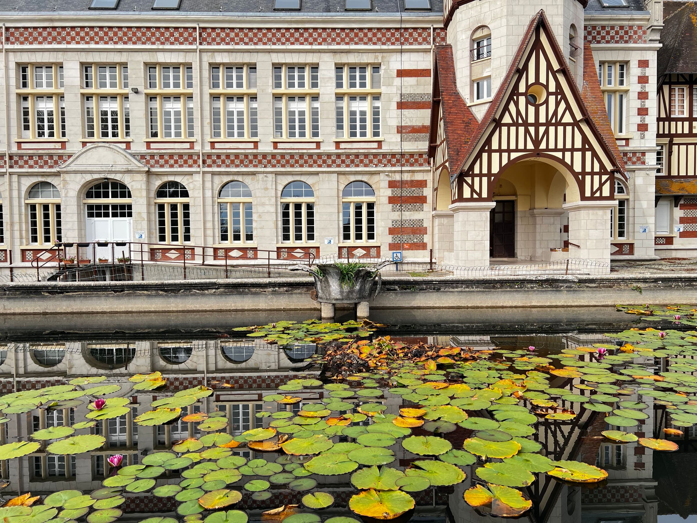 Le bassin aux nénuphars, où se reflète la façade de l’église.