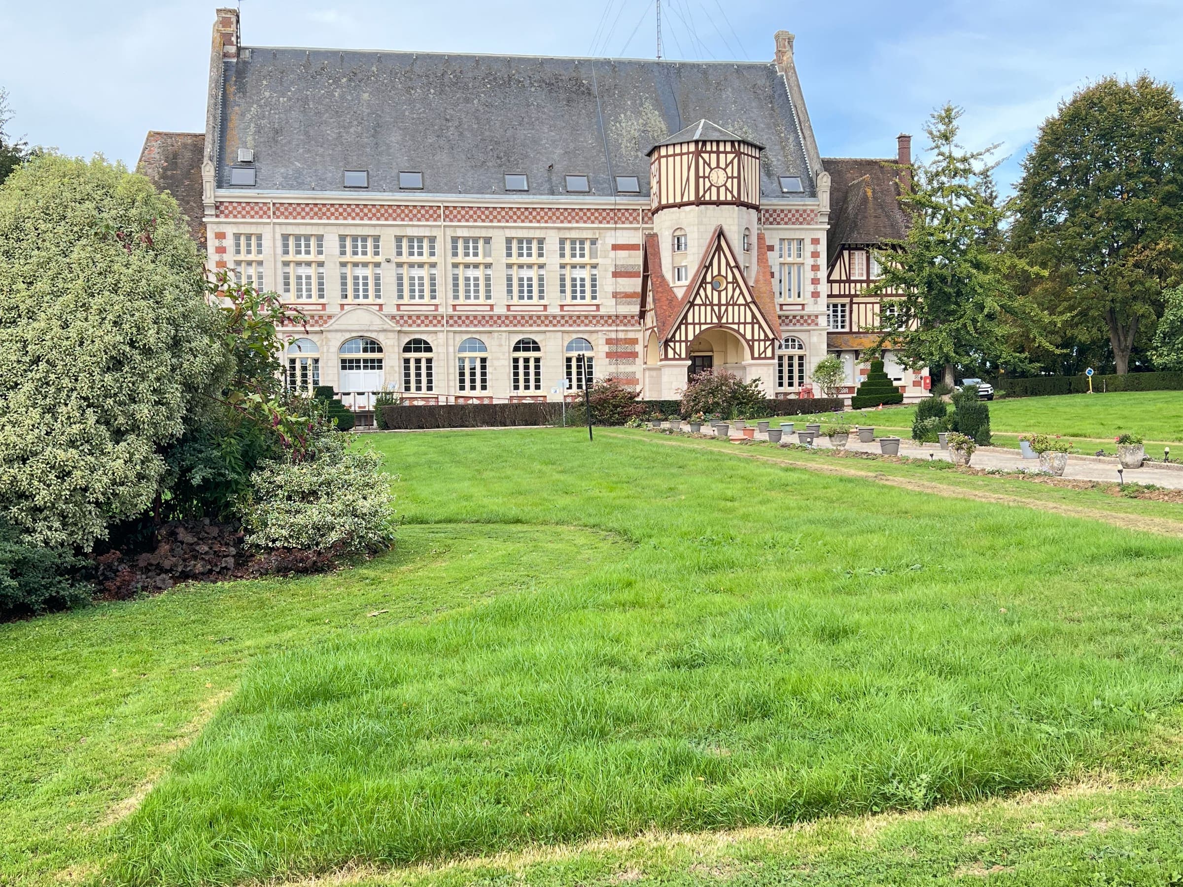 Le bâtiment de l’église, où se trouve le studio de Phare FM, au bout de la pelouse du parc.